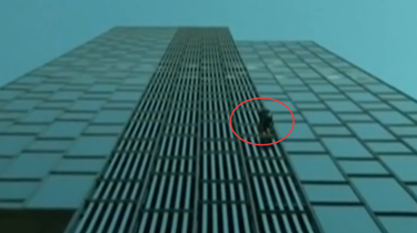 法國“蜘蛛人”徒手攀登巴塞羅那高樓
