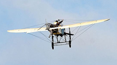 法國飛行員駕駛飛行汽車飛越英吉利海峽