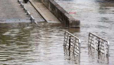 浙江江山：多地暴雨成災洪水衝損鐵路橋 爆破排水