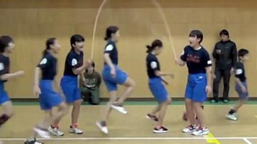 默契！日本小學生花樣跳繩破紀錄 1分鐘225次