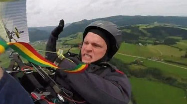 奧地利：滑翔傘出故障空中直墜 幸運男子撿回一命