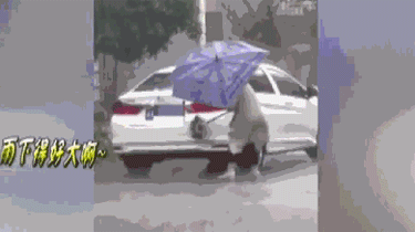 天降大雨 大姐撐傘來洗車