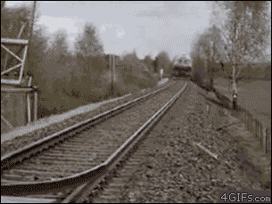 俄羅斯：汽車卡鐵軌 被火車撞飛