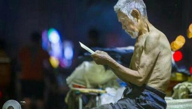 82歲老人街頭磨刀 “靠手藝掙錢”拒絕施舍