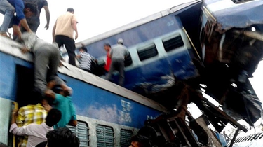 印度火車脫軌事故造成上百人傷亡