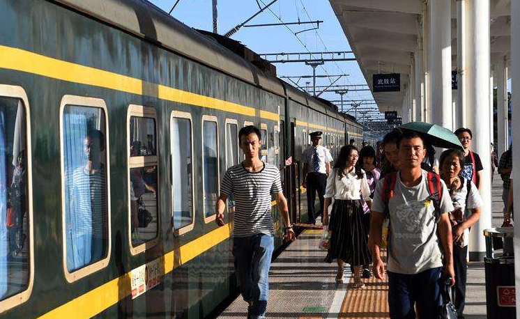 “雙節”假期第二天鐵路出行：今天鐵路預計發送旅客超千萬人次