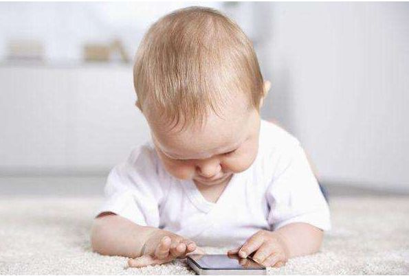 切莫長時間看手機 孩子也要當心頸椎勞損