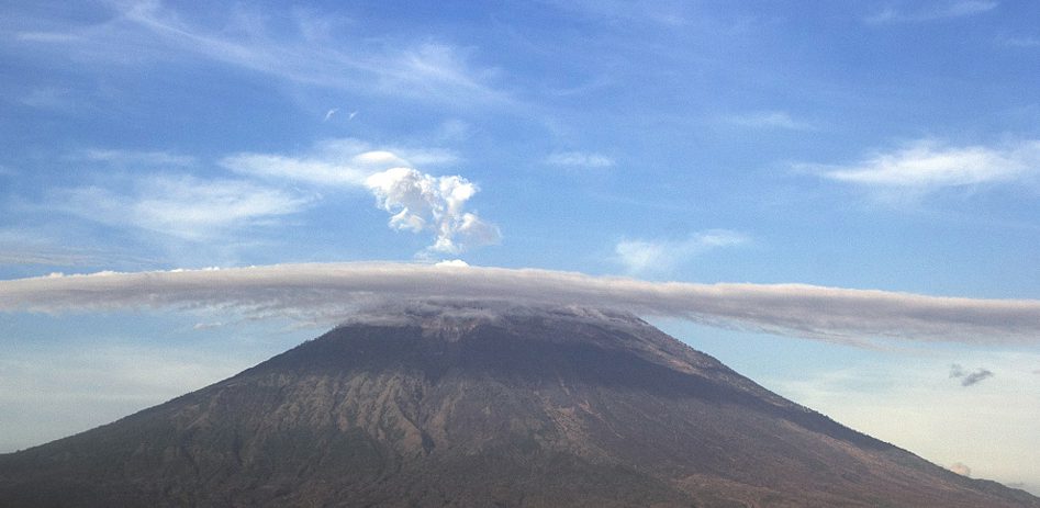 印尼：巴厘島阿貢火山即將噴發阿貢火山周邊地區遊客減少