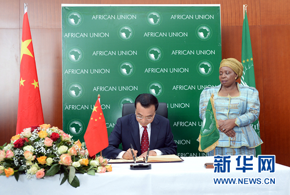5月5日，中國國務院總理李克強在亞的斯亞貝巴非洲聯盟總部會見非盟委員會主席祖馬。這是李克強在會見前留言。 新華社記者李濤攝