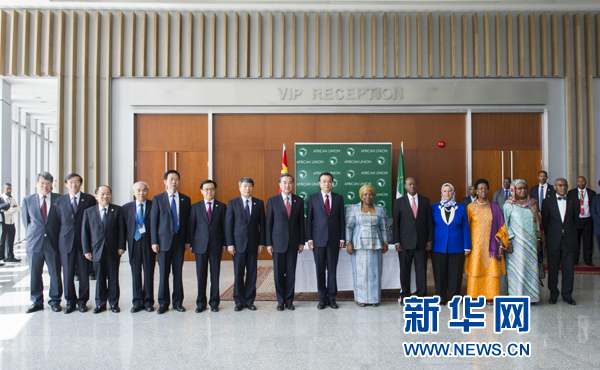 5月5日，中國國務院總理李克強在亞的斯亞貝巴非洲聯盟總部會見非盟委員會主席祖馬。這是會見後，李克強同祖馬參加集體合影。新華社記者王曄攝