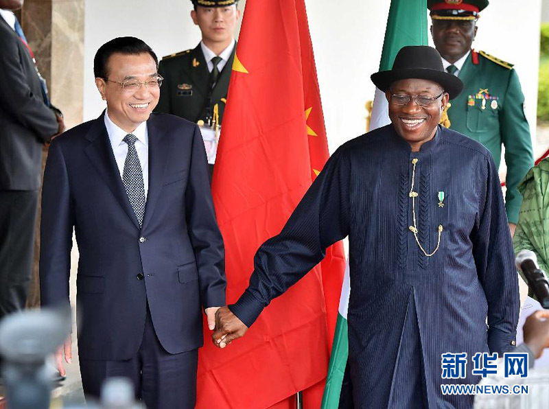 5月7日，中國國務院總理李克強在阿布賈與尼日利亞總統喬納森會談後共同會見記者，並回答記者提問。 新華社記者李濤攝 