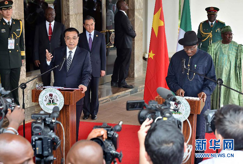  5月7日，中國國務院總理李克強在阿布賈與尼日利亞總統喬納森會談後共同會見記者，並回答記者提問。 新華社記者李濤攝 