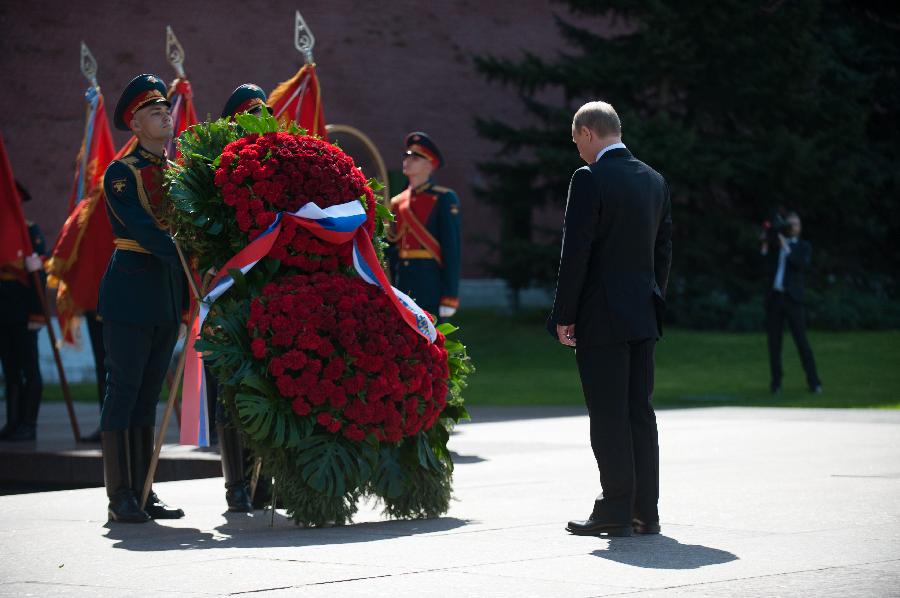 普京向無名烈士墓獻花圈紀念衛國戰爭勝利（組圖）