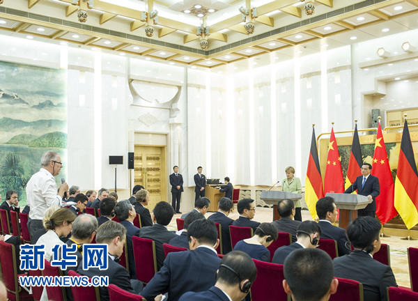 7月7日，中國國務院總理李克強在北京人民大會堂與德國總理默克爾舉行會談。這是會談後，李克強與默克爾共同會見記者。 新華社記者 王曄 攝 