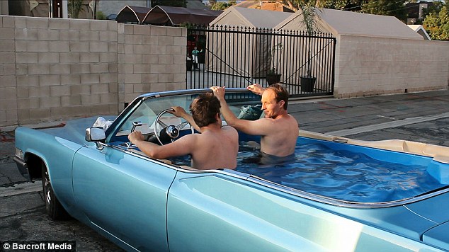 據英國《每日郵報》報道，來自美國洛杉磯的汽車愛好者菲爾 韋克(Phil Weicker)和鄧肯 福斯特( Duncan Forster)別出心裁，費時近6年，將一輛1969年的經典凱迪拉克汽車改造成移動熱水浴缸。他們計劃在8月份打破一項速度測試世界記錄。