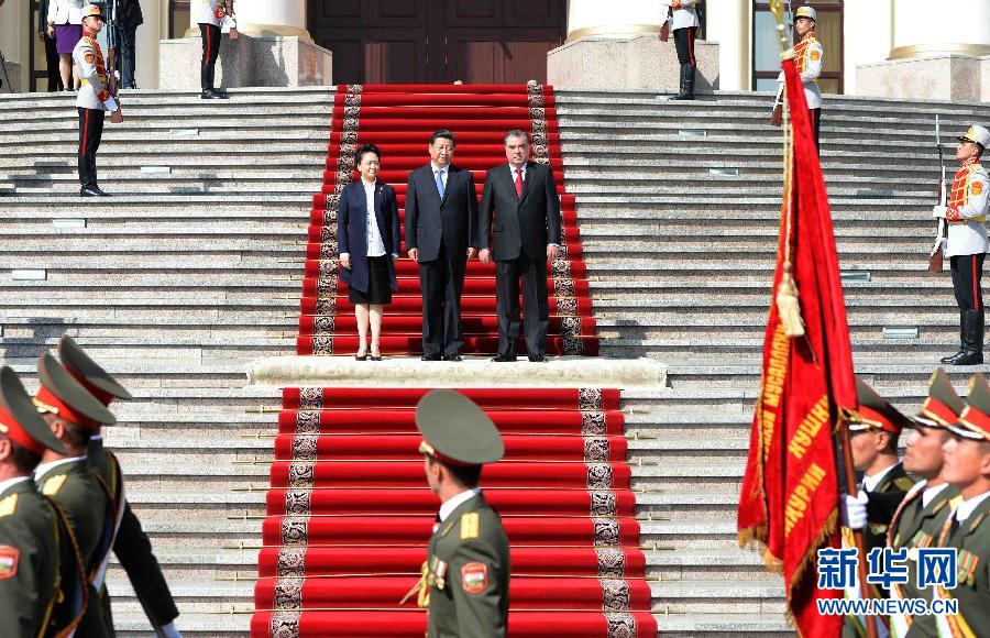 9月13日，國家主席習近平在杜尚別同塔吉克總統拉赫蒙舉行會談。會談前，拉赫蒙在民族宮前廣場為習近平舉行隆重的歡迎儀式。新華社記者馬佔成攝 