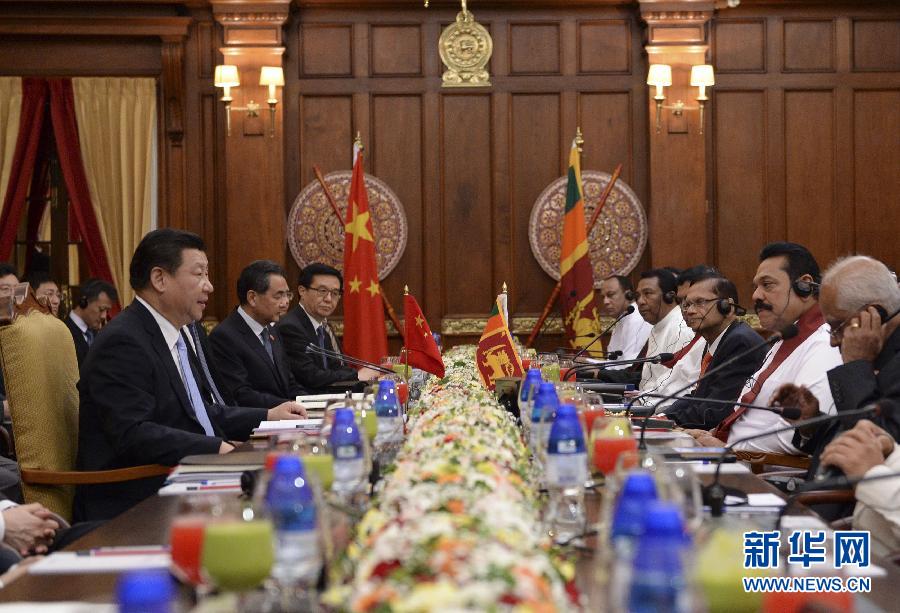 9月16日，國家主席習近平在科倫坡同斯裏蘭卡總統拉賈帕克薩舉行會談。 新華社記者馬佔成攝