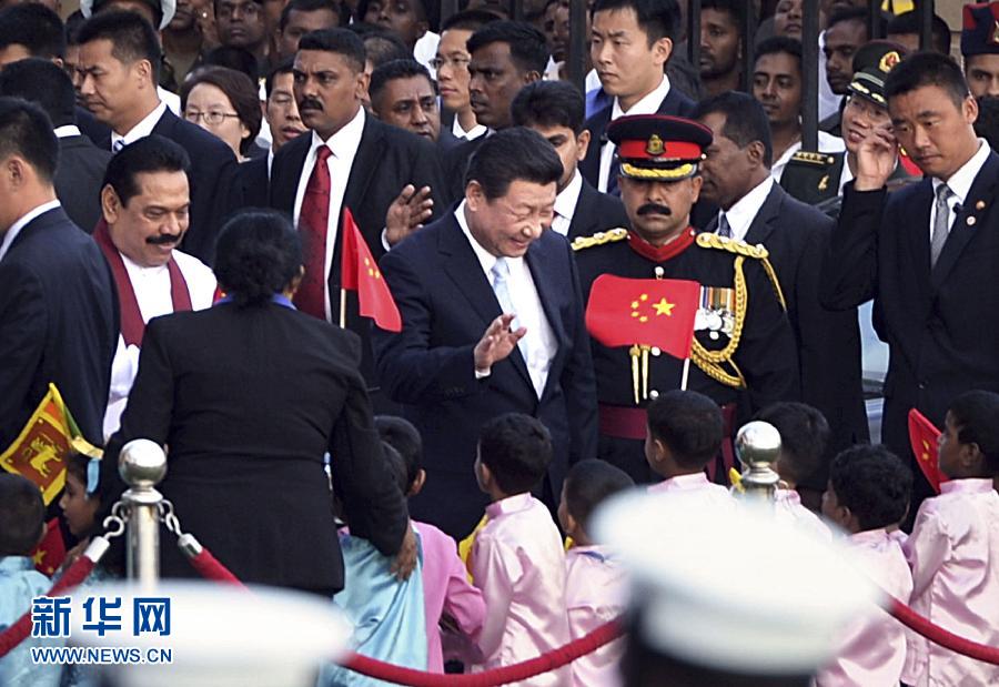 9月16日，斯裏蘭卡總統拉賈帕克薩在科倫坡為國家主席習近平舉行盛大歡迎儀式。 新華社記者李濤攝