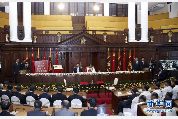 9月16日，國家主席習近平和斯裏蘭卡總統拉賈帕克薩共同為斯裏蘭卡中國文化中心和2014年科倫坡書展中國主賓國活動揭牌。 新華社記者鞠鵬攝 