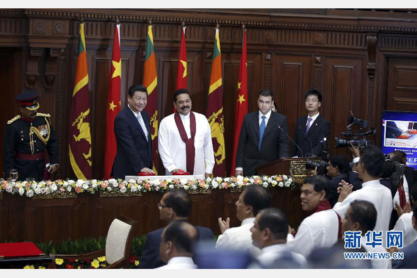 9月16日，國家主席習近平與斯裏蘭卡總統拉賈帕克薩在科倫坡共同出席中斯重要合作項目——普特拉姆燃煤電站視頻連線啟用儀式。新華社記者鞠鵬攝