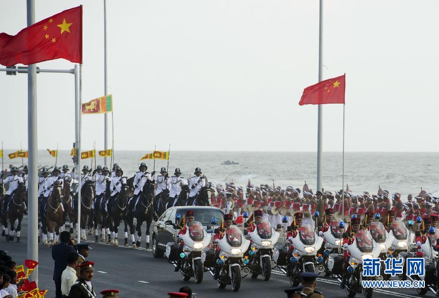 9月16日，斯裏蘭卡總統拉賈帕克薩在科倫坡為國家主席習近平舉行盛大歡迎儀式。這是習近平和夫人彭麗媛乘坐的專車在摩托車隊和騎兵隊護衛下駛入歡迎儀式現場。新華社記者謝環馳攝