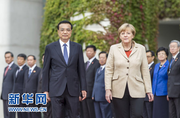 10月10日，德國總理默克爾在柏林總理府前廣場舉行隆重儀式，歡迎國務院總理李克強對德國進行正式訪問。 新華社記者 謝環馳 攝 
