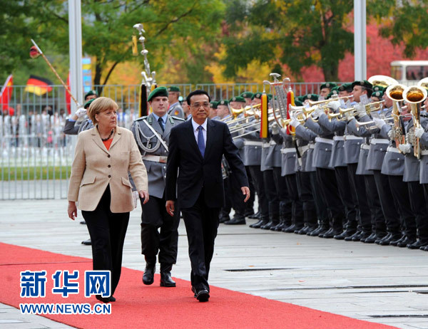 10月10日，德國總理默克爾在柏林總理府前廣場舉行隆重儀式，歡迎中國國務院總理李克強對德國進行正式訪問。 新華社記者 饒愛民 攝 