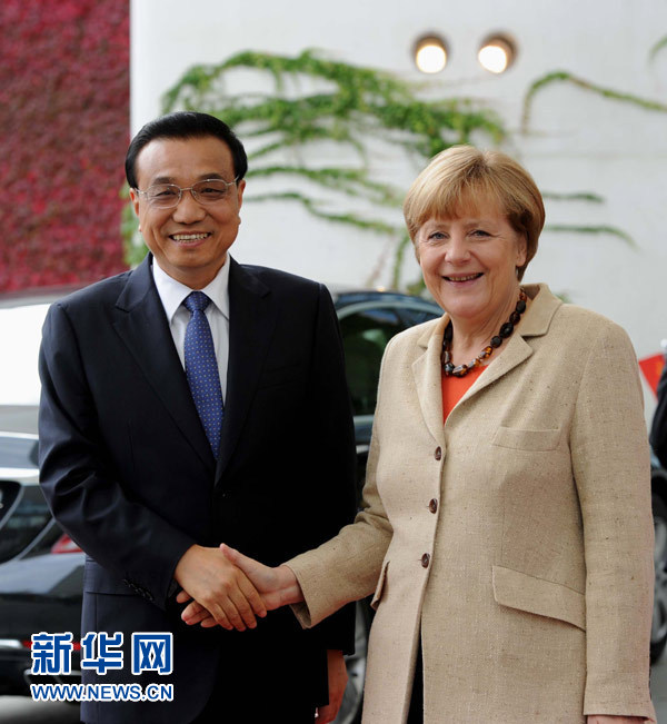 10月10日，德國總理默克爾在柏林總理府前廣場舉行隆重儀式，歡迎中國國務院總理李克強對德國進行正式訪問。 新華社記者 饒愛民 攝 