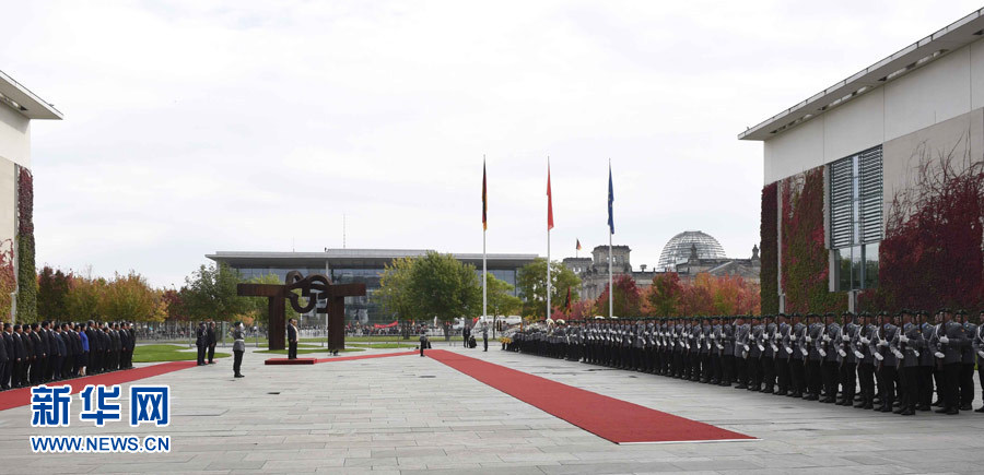 10月10日，德國總理默克爾在柏林總理府前廣場舉行隆重儀式，歡迎中國國務院總理李克強對德國進行正式訪問。 新華社記者 李學仁 攝 