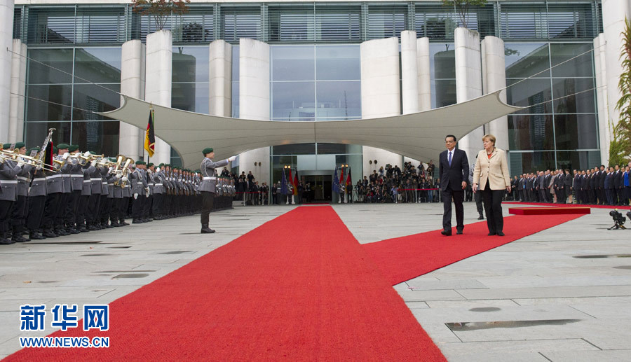 10月10日，德國總理默克爾在柏林總理府前廣場舉行隆重儀式，歡迎中國國務院總理李克強對德國進行正式訪問。 新華社記者 謝環馳 攝 
