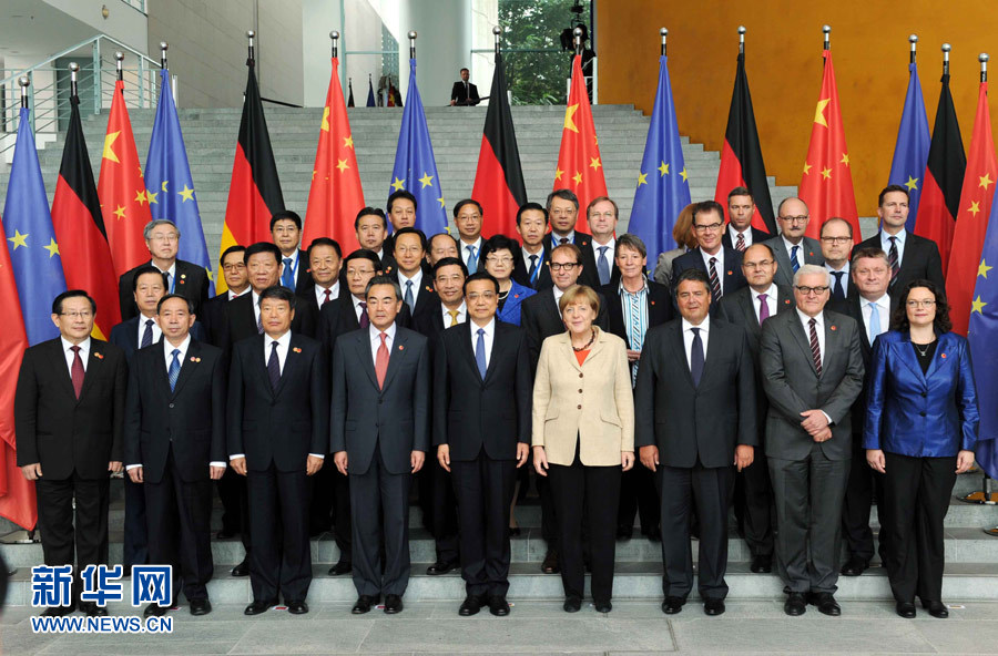 10月10日，中國國務院總理李克強在柏林與德國總理默克爾共同主持第三輪中德政府磋商。這是磋商前，李克強、默克爾同與會兩國有關政府官員等一起合影。新華社記者 王曄 攝 