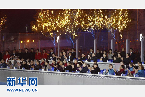 11月10日，國家主席習近平和夫人彭麗媛在北京與出席亞太經合組織第二十二次領導人非正式會議的各成員經濟體領導人、代表及配偶共同觀看焰火表演。新華社記者 鞠鵬 攝 