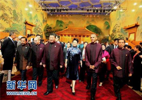 11月10日晚，國家主席習近平和夫人彭麗媛在北京國家游泳中心（水立方）舉行宴會，歡迎出席亞太經合組織第二十二次領導人非正式會議的各成員經濟體領導人、代表及配偶。這是領導人步入宴會大廳。新華社記者 蘭紅光 攝