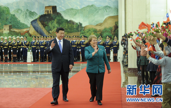 11月12日，國家主席習近平在北京人民大會堂同智利總統巴切萊特舉行會談。這是會談前，習近平在人民大會堂北大廳為巴切萊特舉行歡迎儀式。新華社記者 張鐸 攝
