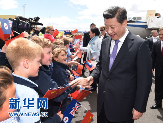 11月18日，國家主席習近平在澳大利亞塔斯馬尼亞州參觀訪問。這是習近平和夫人彭麗媛抵達塔斯馬尼亞州霍巴特機場時，與前來歡迎的當地兒童親切交流。新華社記者 馬佔成 攝