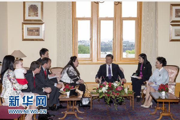11月18日，國家主席習近平在澳大利亞塔斯馬尼亞州參觀訪問。這是習近平看望已故塔斯馬尼亞州前州長培根的家人。新華社記者 丁林 攝