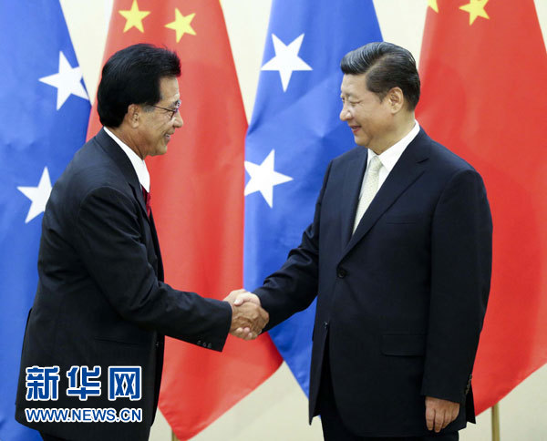 11月22日，中國國家主席習近平在斐濟楠迪會見密克羅尼西亞聯邦總統莫裏。 新華社記者姚大偉攝 