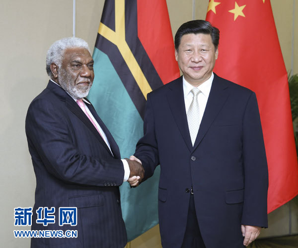 11月22日，中國國家主席習近平在斐濟楠迪會見瓦努阿圖總理納圖曼。 新華社記者姚大偉攝 