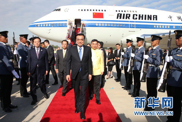 12月19日，中國國務院總理李克強抵達曼谷，出席大湄公河次區域經濟合作領導人第五次會議。新華社記者 龐興雷攝