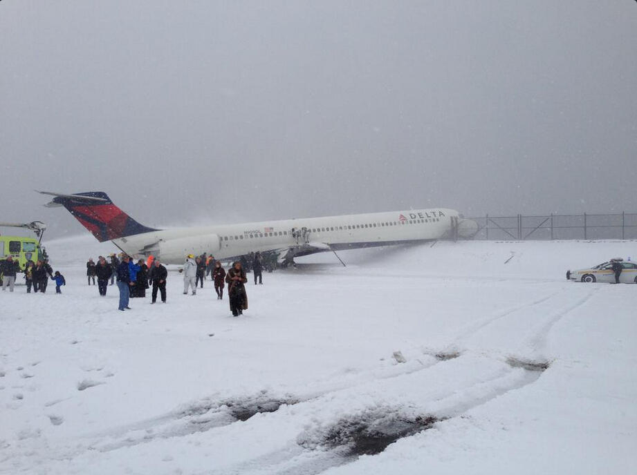 美國一架客機雪中迫降紐約機場衝出跑道