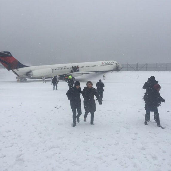 美國一架客機雪中迫降紐約機場衝出跑道