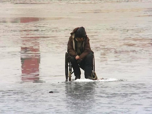 男子冰面垂釣見警察丟下殘疾友人徑自逃跑（圖）