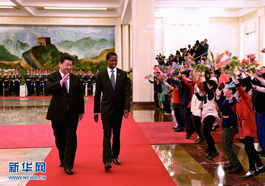 3月30日，國家主席習近平在北京人民大會堂同讚比亞總統埃德加·倫古舉行會談。這是會談前，習近平為倫古舉行歡迎儀式。 新華社記者 饒愛民攝