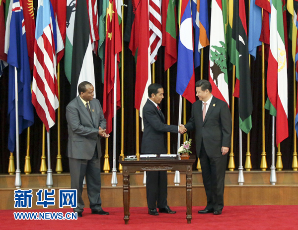 這是中國國家主席習近平同印尼總統佐科和斯威士蘭國王姆斯瓦蒂三世共同簽署《2015萬隆公報》。新華社記者 馬佔成 攝