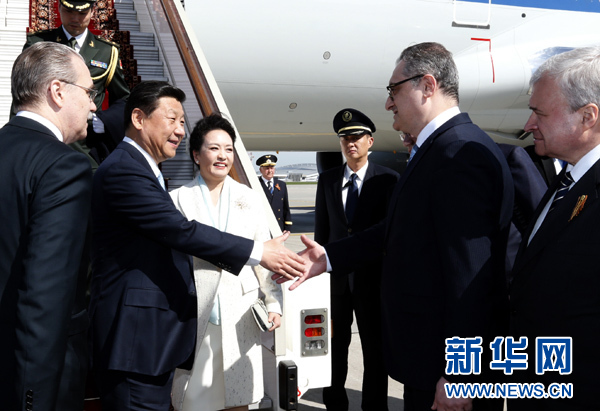 習近平和夫人彭麗媛在機場受到俄羅斯政府高級官員熱情迎接。新華社記者 鞠鵬 攝 