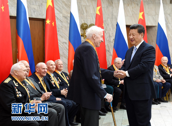 5月8日，國家主席習近平在莫斯科會見曾在中國東北抗日戰場上和衛國戰爭中浴血奮戰的18名俄羅斯老戰士代表。 新華社記者 饒愛民 攝