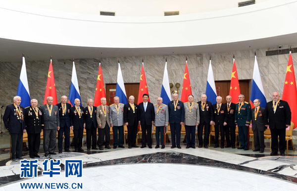 5月8日，國家主席習近平在莫斯科會見曾在中國東北抗日戰場上和衛國戰爭中浴血奮戰的18名俄羅斯老戰士代表。 新華社記者 饒愛民 攝