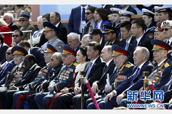 習近平和夫人彭麗媛同普京等領導人出席紅場閱兵儀式。新華社記者 鞠鵬 攝