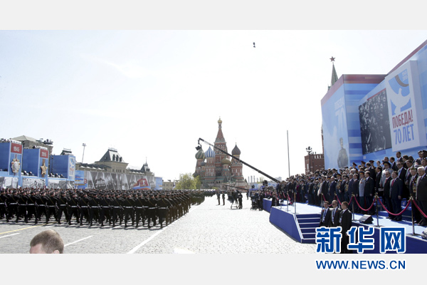 習近平和夫人彭麗媛同普京等領導人出席紅場閱兵儀式。新華社記者 鞠鵬 攝 