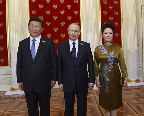 俄羅斯總統普京在克裏姆林宮迎接習近平和夫人彭麗媛。新華社記者 饒愛民 攝
